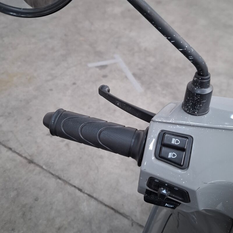 Bromscooter, La Souris, Sourini, 2022 – foto 10 – kavel bij Domeinen Roerende Zaken, Soesterberg