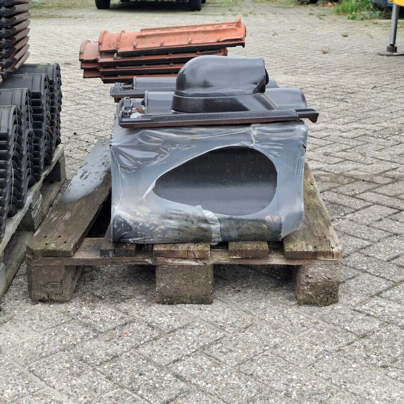 2x Pallet met dakpannen Zwart – foto 3 – kavel bij Onlineveilingmeester, Smilde