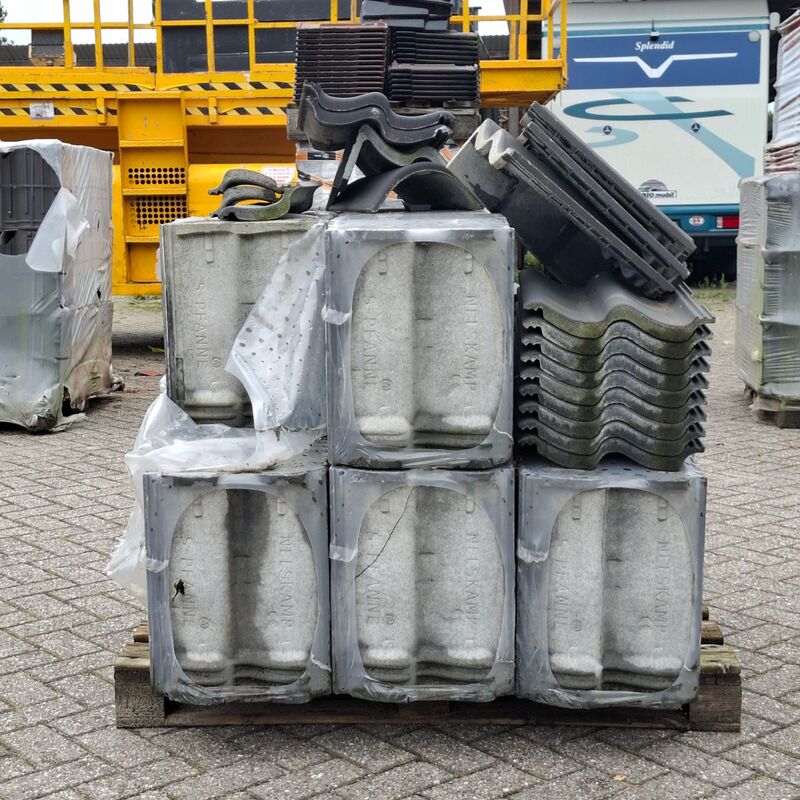 Pallet met diverse dakpannen Antraciet – foto 4 – kavel bij Onlineveilingmeester, Smilde