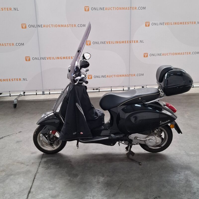 Bromfiets, Vespa, Primavera 4T, 2017 – foto 5 – kavel bij Domeinen Roerende Zaken, Soesterberg