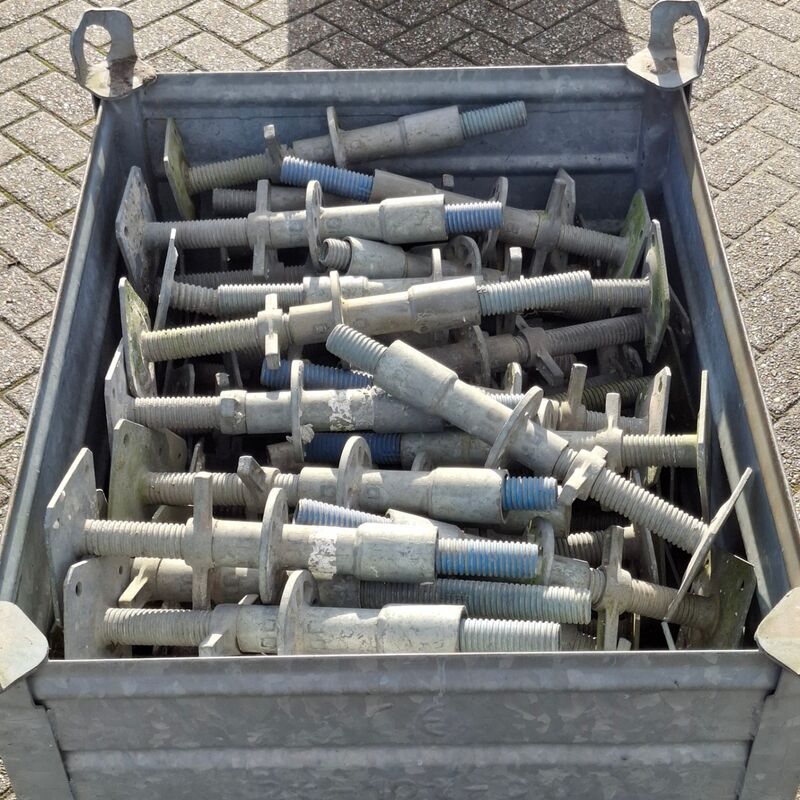 Partij voetspindels met voetstukken, Layher, Allround | 62 cm, in stapelbak – foto 4 – kavel bij Onlineveilingmeester, Smilde