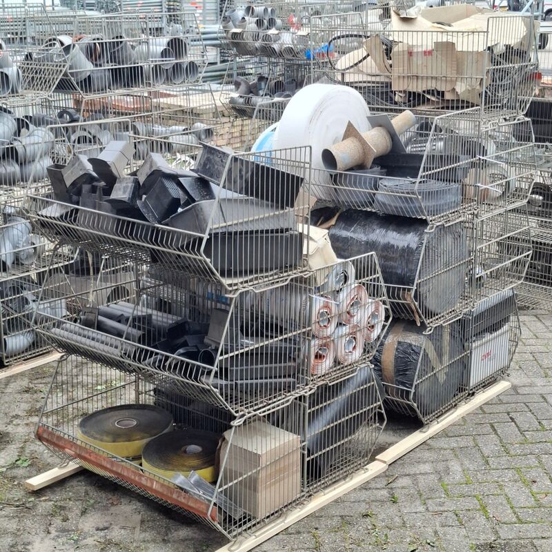 Ca. 12x Draadmand met divers materiaal – kavel bij Onlineveilingmeester, Smilde