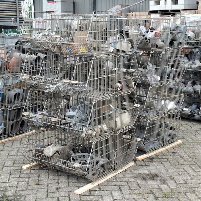 Ca. 16x Draadmand met divers PVC materiaal en ijzerwaar – kavel bij Onlineveilingmeester, Smilde