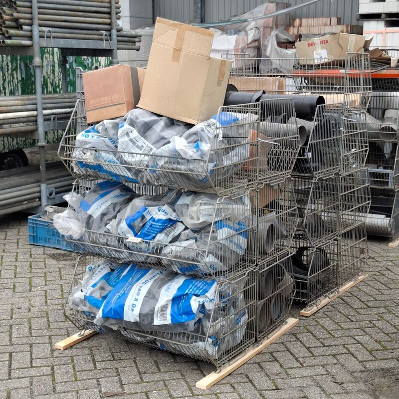 Divers PVC Materiaal en UNI-flexpluggen, in 13x draadmand – kavel bij Onlineveilingmeester, Smilde