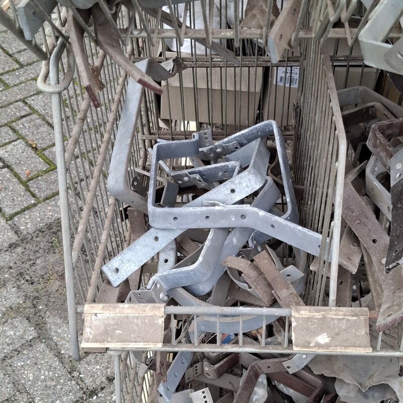 Ca. 16x Draadmand met divers PVC materiaal en ijzerwaar – foto 8 – kavel bij Onlineveilingmeester, Smilde