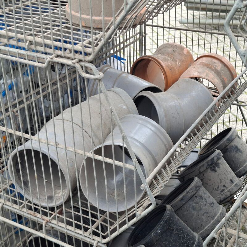 Divers PVC Materiaal en UNI-flexpluggen, in 13x draadmand – foto 10 – kavel bij Onlineveilingmeester, Smilde