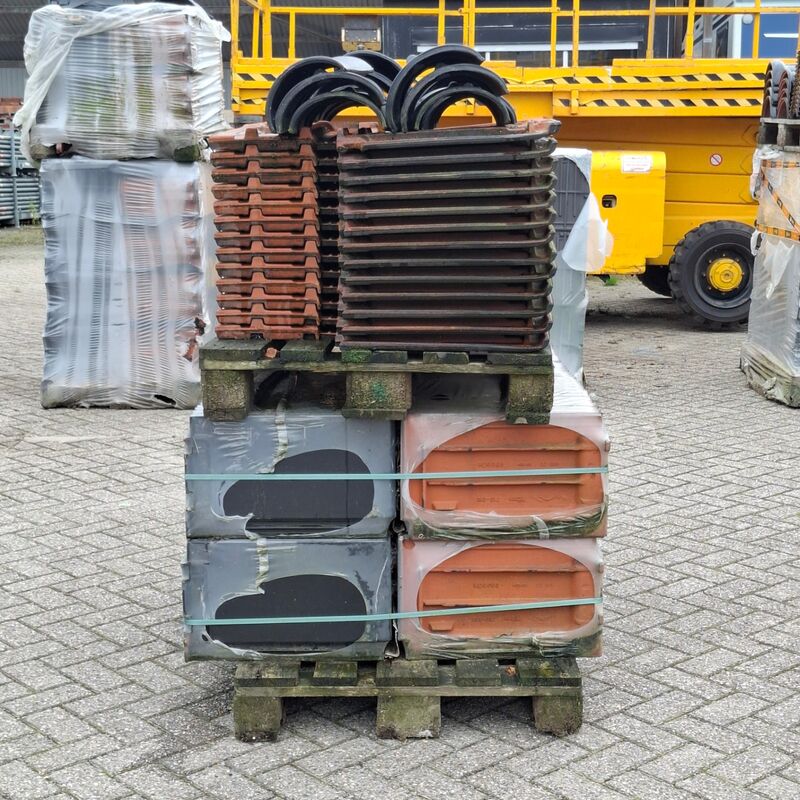 2x Pallet met dakpannen Nibra, Zwart – foto 2 – kavel bij Onlineveilingmeester, Smilde