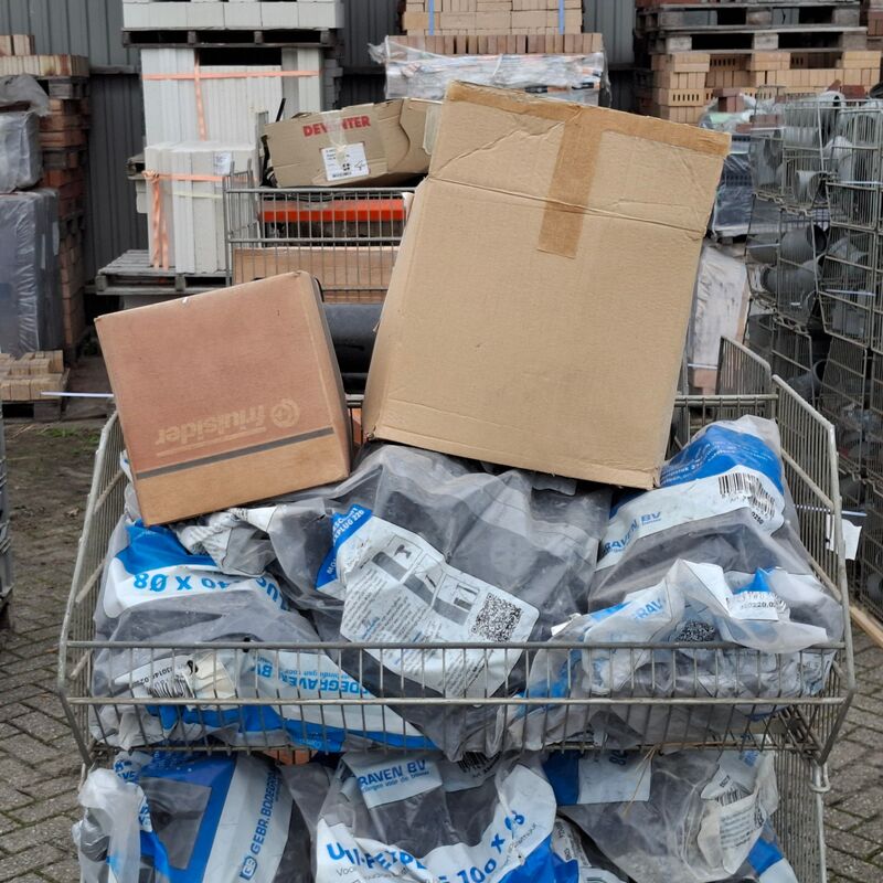 Divers PVC Materiaal en UNI-flexpluggen, in 13x draadmand – foto 7 – kavel bij Onlineveilingmeester, Smilde