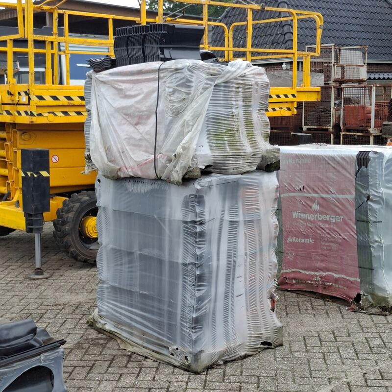 2x Pallet met dakpannen VHF Vario, Zwart – kavel bij Onlineveilingmeester, Smilde