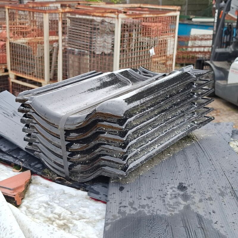2x Pallet met dakpannen Wienerberger, Zwart – foto 4 – kavel bij Onlineveilingmeester, Smilde