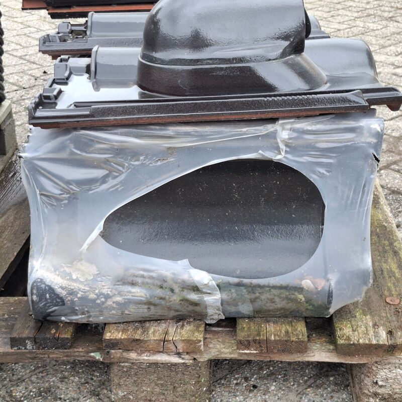 2x Pallet met dakpannen Zwart – foto 4 – kavel bij Onlineveilingmeester, Smilde