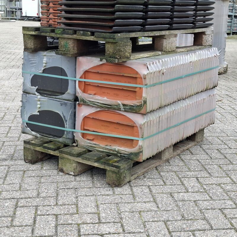 2x Pallet met dakpannen Nibra, Zwart – foto 3 – kavel bij Onlineveilingmeester, Smilde