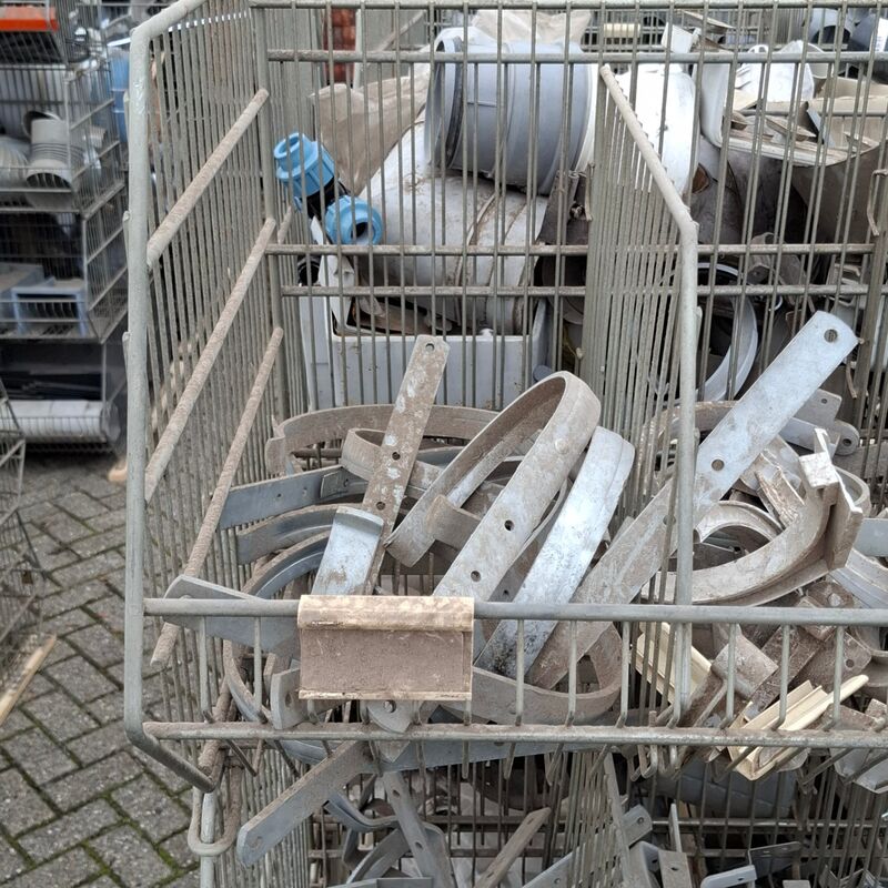 Ca. 16x Draadmand met divers PVC materiaal en ijzerwaar – foto 2 – kavel bij Onlineveilingmeester, Smilde