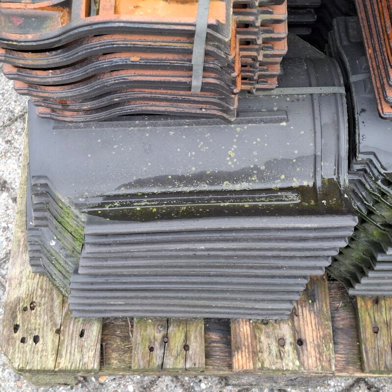 2x Pallet met dakpannen Zwart – foto 8 – kavel bij Onlineveilingmeester, Smilde