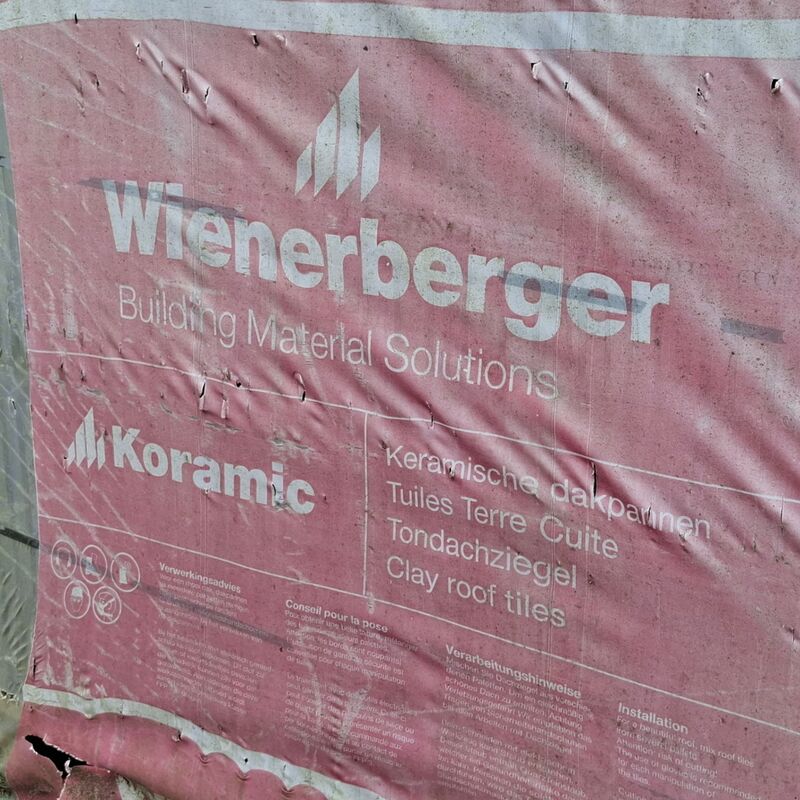 1x Pallet met keramische dakpannen Wienerberger, Koramic, Zwart – foto 4 – kavel bij Onlineveilingmeester, Smilde
