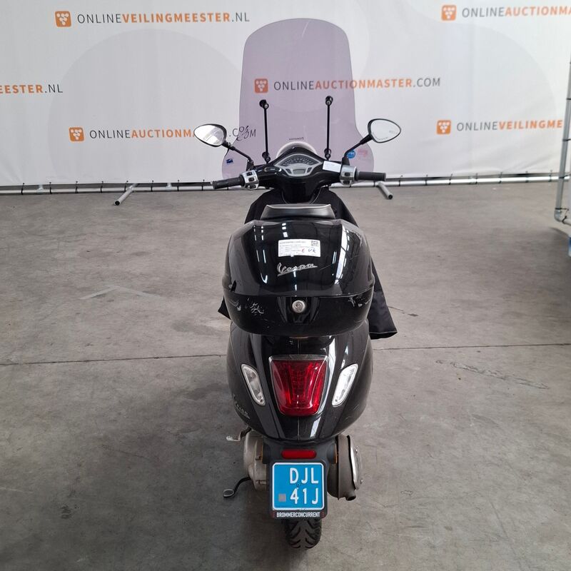 Bromfiets, Vespa, Primavera 4T, 2017 – foto 7 – kavel bij Domeinen Roerende Zaken, Soesterberg