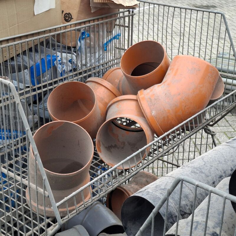 Divers PVC Materiaal en UNI-flexpluggen, in 13x draadmand – foto 9 – kavel bij Onlineveilingmeester, Smilde