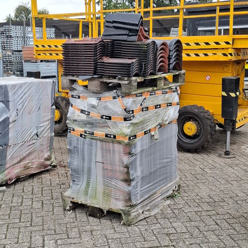 2x Pallet met diverse dakpannen Zwart – kavel bij Onlineveilingmeester, Smilde