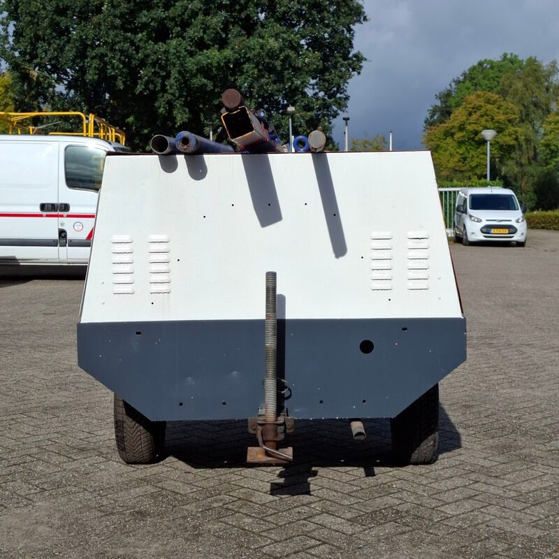 Lichtmast met generator, Kubota, 1996 – foto 4 – kavel bij Onlineveilingmeester, Smilde