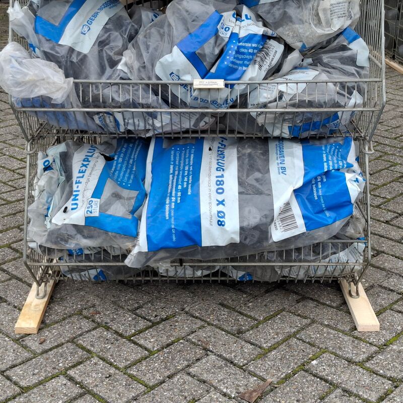 Divers PVC Materiaal en UNI-flexpluggen, in 13x draadmand – foto 2 – kavel bij Onlineveilingmeester, Smilde