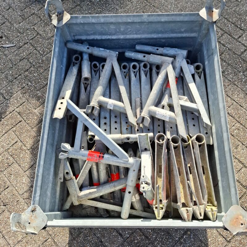 Partij O-consoles met pen & 4x O-console hoekvlonder, Layher, Allround, in stapelbak – foto 3 – kavel bij Onlineveilingmeester, Smilde