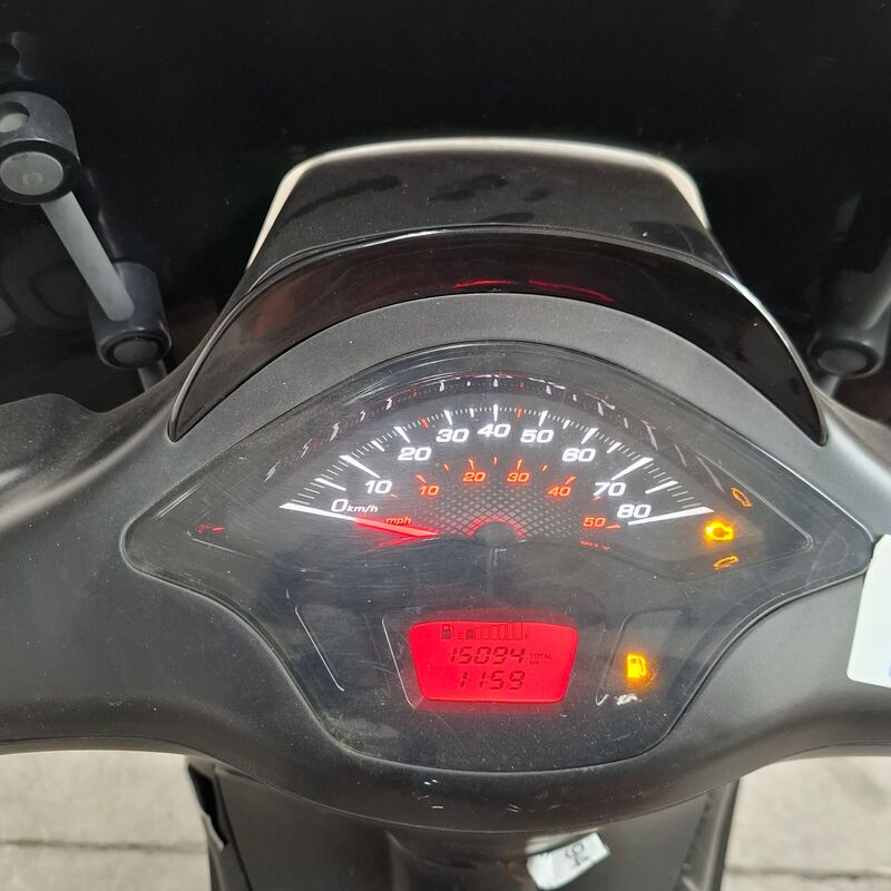 Bromfiets, Vespa, Sprint 50, 2019 – foto 10 – kavel bij Domeinen Roerende Zaken, Soesterberg