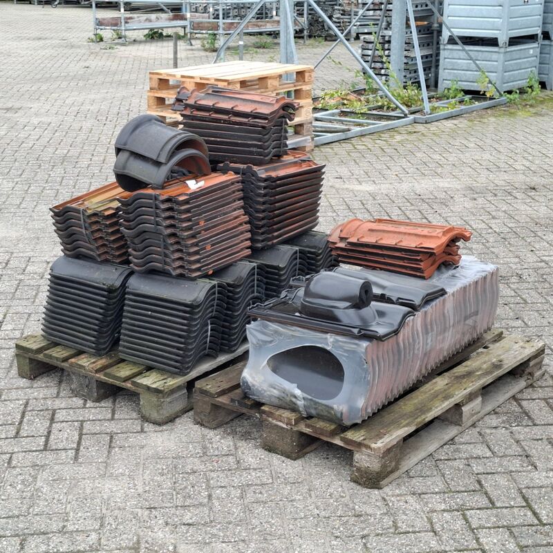 2x Pallet met dakpannen Zwart – kavel bij Onlineveilingmeester, Smilde