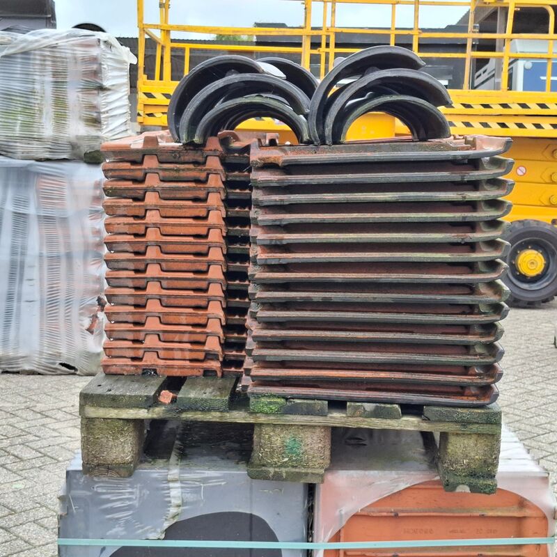 2x Pallet met dakpannen Nibra, Zwart – foto 8 – kavel bij Onlineveilingmeester, Smilde