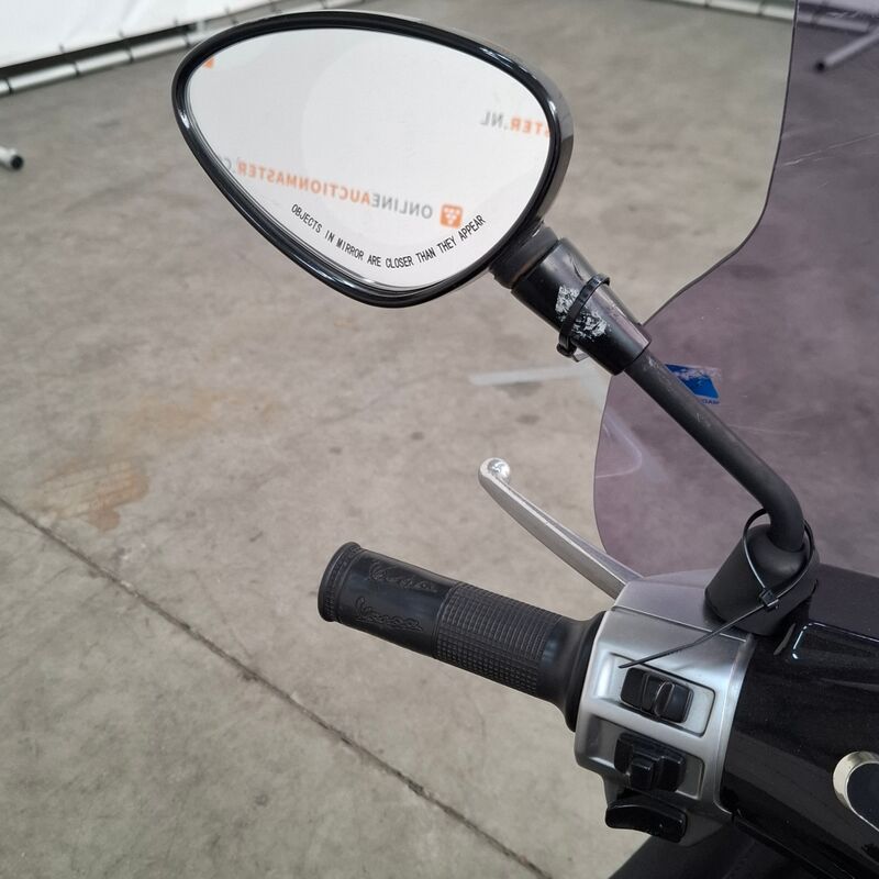 Bromfiets, Vespa, Primavera 4T, 2017 – foto 10 – kavel bij Domeinen Roerende Zaken, Soesterberg