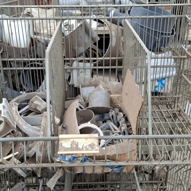 Ca. 16x Draadmand met divers PVC materiaal en ijzerwaar – foto 4 – kavel bij Onlineveilingmeester, Smilde