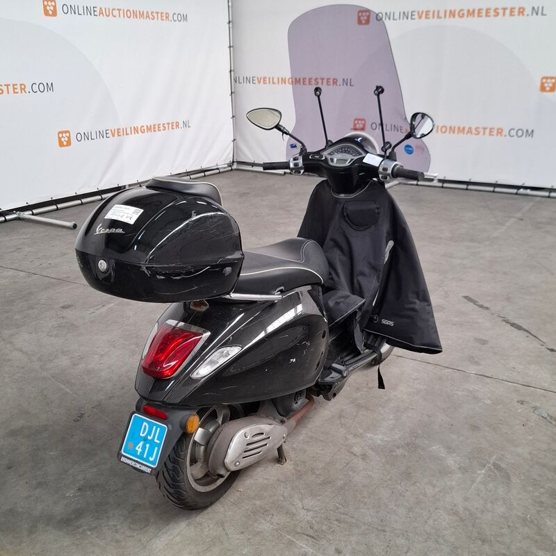 Bromfiets, Vespa, Primavera 4T, 2017 – foto 8 – kavel bij Domeinen Roerende Zaken, Soesterberg