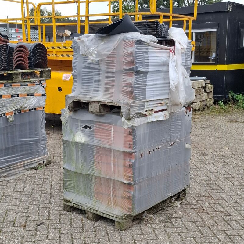 2x Pallet met dakpannen Wienerberger, Zwart – kavel bij Onlineveilingmeester, Smilde