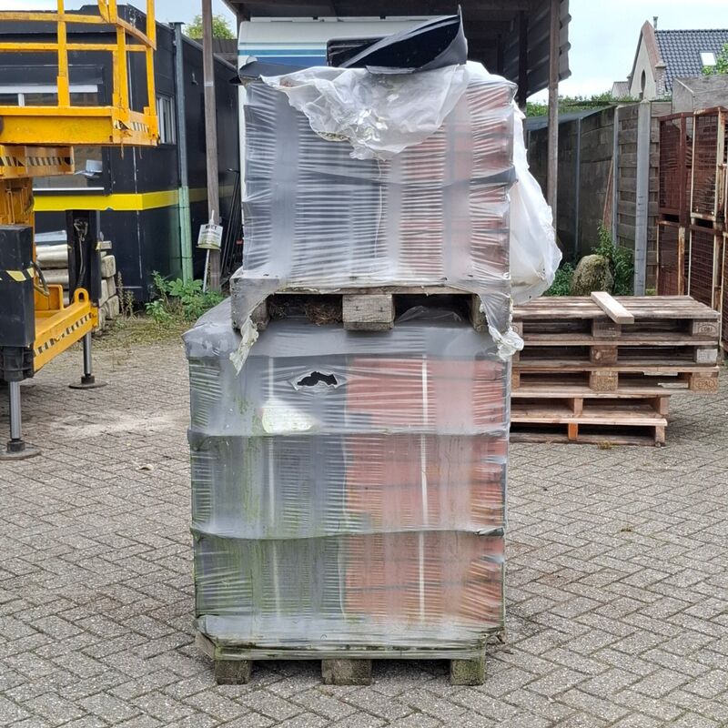 2x Pallet met dakpannen Wienerberger, Zwart – foto 2 – kavel bij Onlineveilingmeester, Smilde