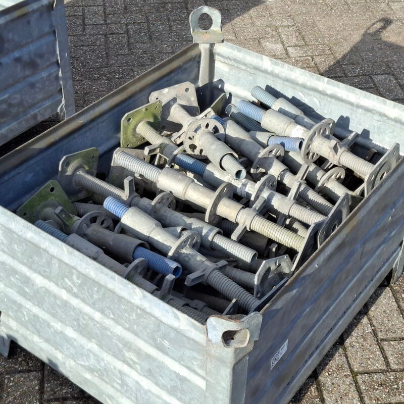 Partij voetspindels met voetstukken, Layher, Allround | 62 cm, in stapelbak – foto 5 – kavel bij Onlineveilingmeester, Smilde