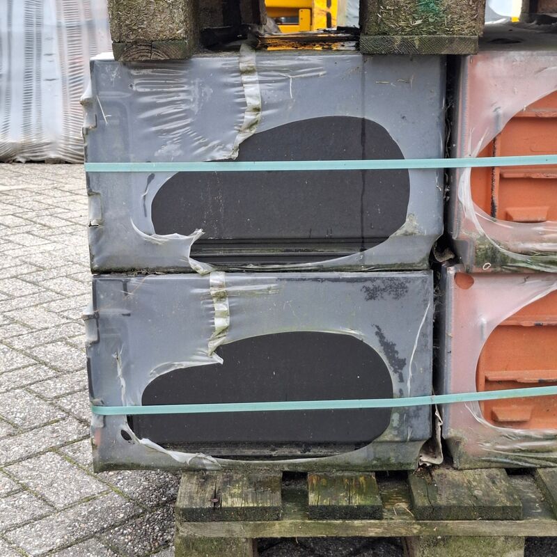 2x Pallet met dakpannen Nibra, Zwart – foto 4 – kavel bij Onlineveilingmeester, Smilde