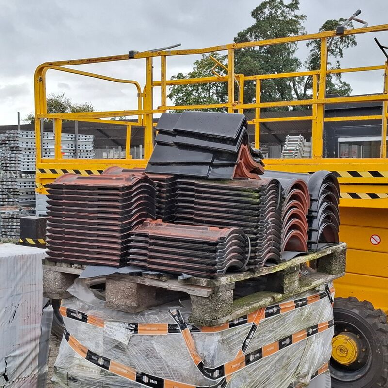 2x Pallet met diverse dakpannen Zwart – foto 3 – kavel bij Onlineveilingmeester, Smilde