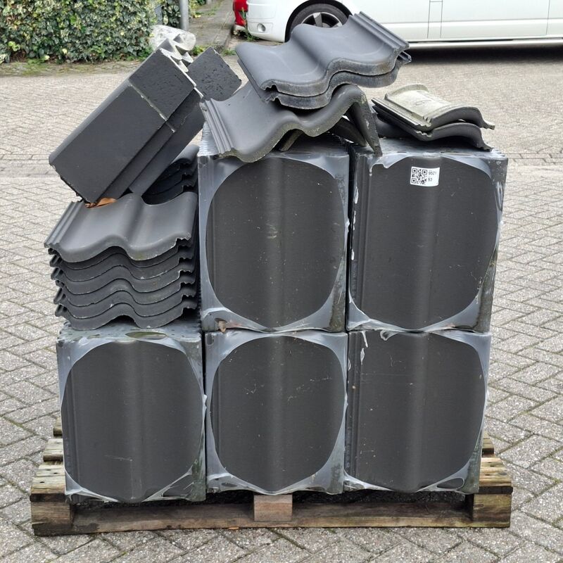 Pallet met diverse dakpannen Antraciet – foto 2 – kavel bij Onlineveilingmeester, Smilde