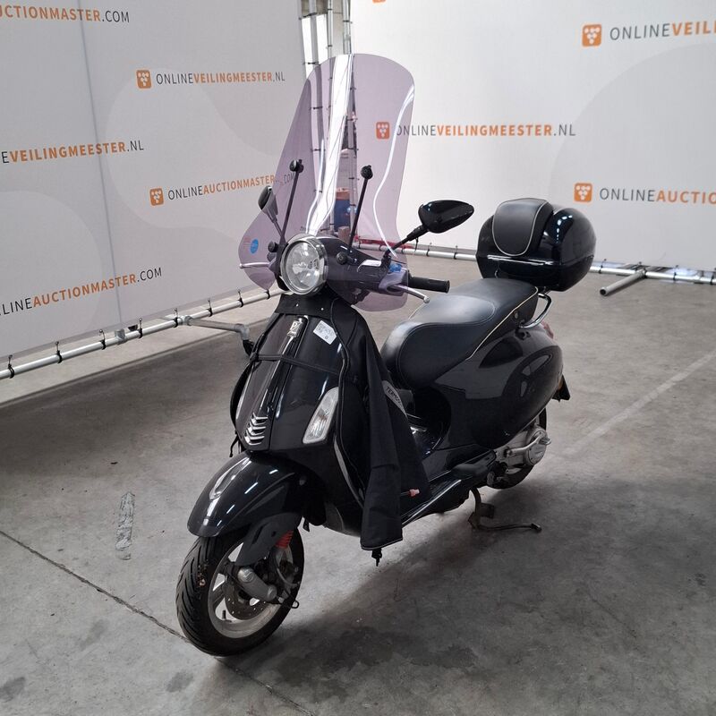 Bromfiets, Vespa, Primavera 4T, 2017 – foto 4 – kavel bij Domeinen Roerende Zaken, Soesterberg