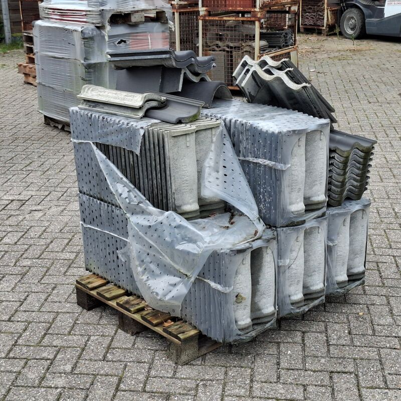 Pallet met diverse dakpannen Antraciet – foto 5 – kavel bij Onlineveilingmeester, Smilde