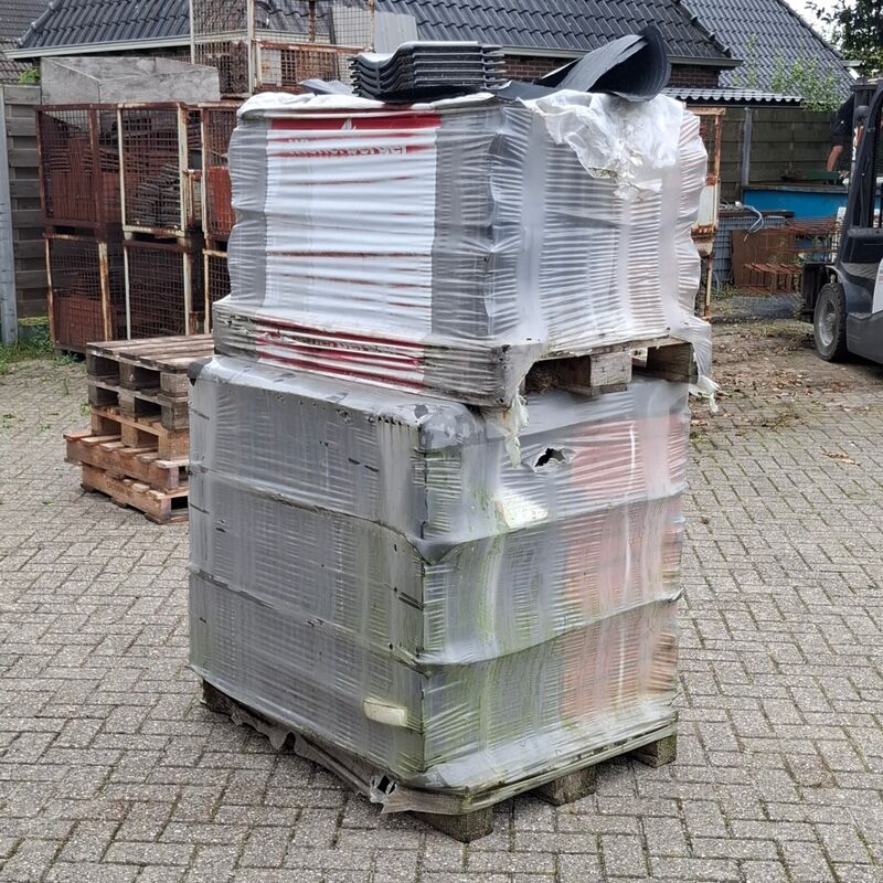 2x Pallet met dakpannen Wienerberger, Zwart – foto 3 – kavel bij Onlineveilingmeester, Smilde