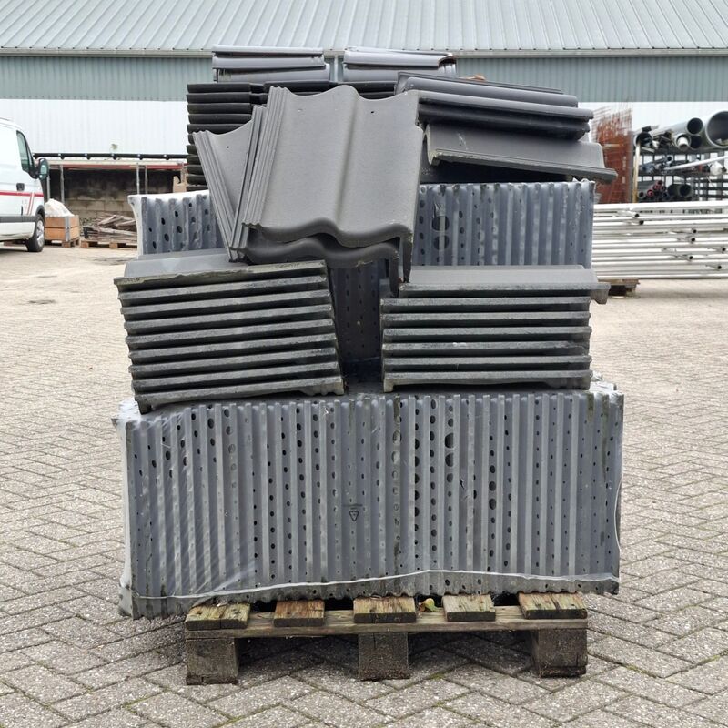 Pallet met diverse dakpannen Antraciet – foto 3 – kavel bij Onlineveilingmeester, Smilde