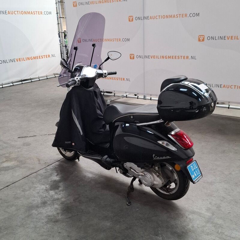 Bromfiets, Vespa, Primavera 4T, 2017 – foto 6 – kavel bij Domeinen Roerende Zaken, Soesterberg