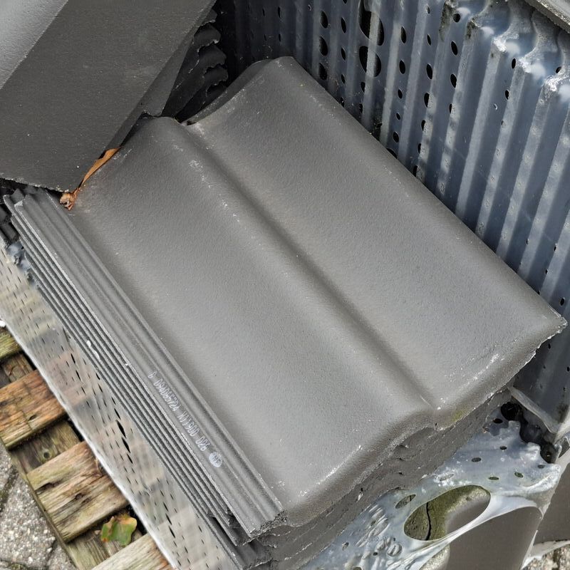 Pallet met diverse dakpannen Antraciet – foto 7 – kavel bij Onlineveilingmeester, Smilde