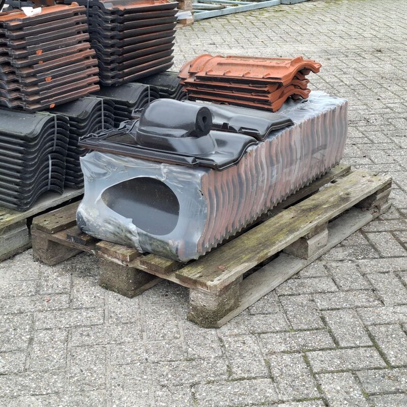 2x Pallet met dakpannen Zwart – foto 2 – kavel bij Onlineveilingmeester, Smilde