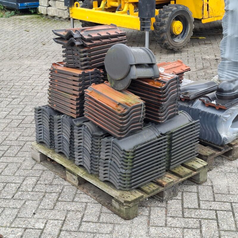 2x Pallet met dakpannen Zwart – foto 7 – kavel bij Onlineveilingmeester, Smilde