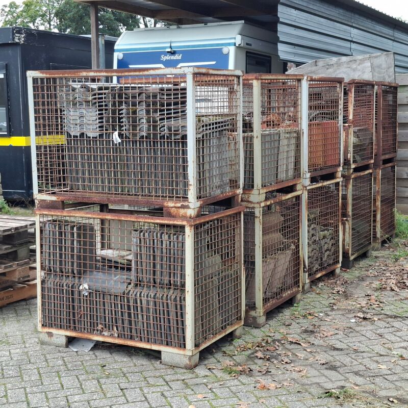 10x Gitterbox met diverse dakpannen – kavel bij Onlineveilingmeester, Smilde