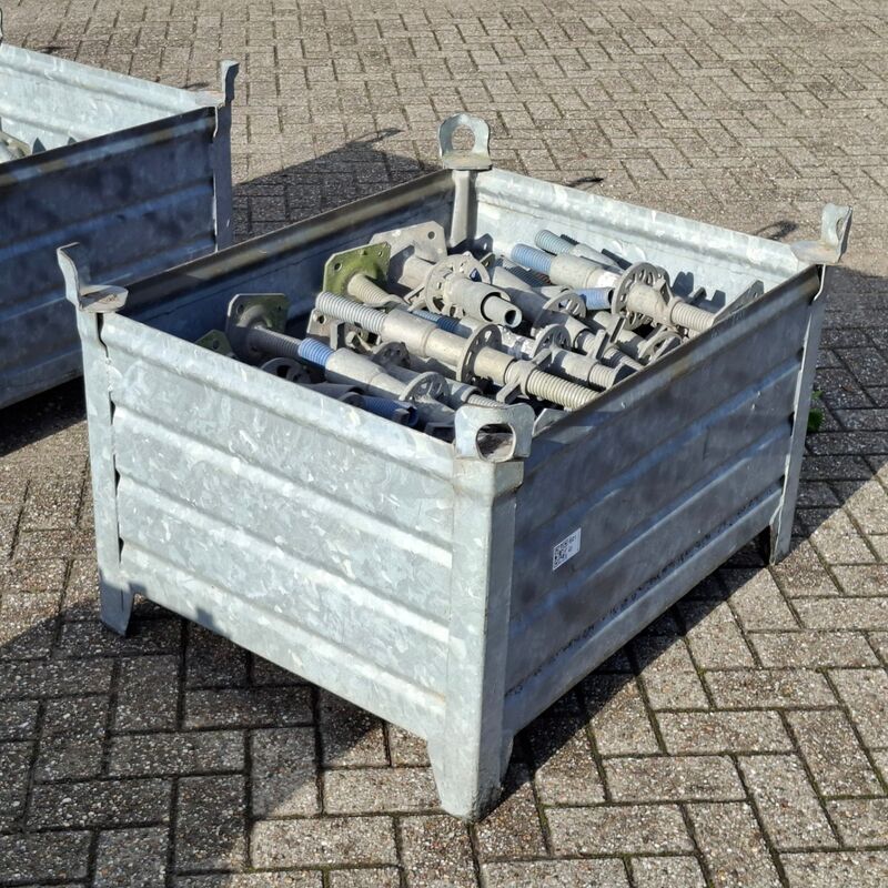 Partij voetspindels met voetstukken, Layher, Allround | 62 cm, in stapelbak – kavel bij Onlineveilingmeester, Smilde