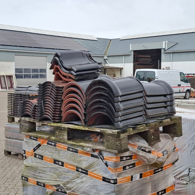 2x Pallet met diverse dakpannen Zwart – foto 4 – kavel bij Onlineveilingmeester, Smilde