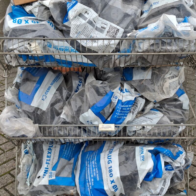Divers PVC Materiaal en UNI-flexpluggen, in 13x draadmand – foto 4 – kavel bij Onlineveilingmeester, Smilde
