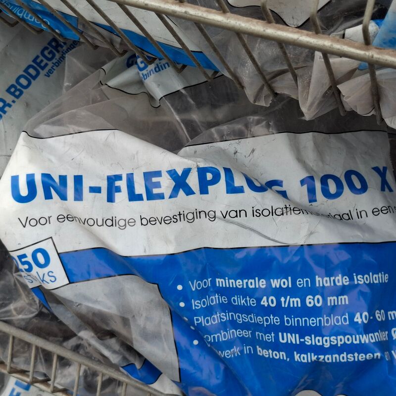 Divers PVC Materiaal en UNI-flexpluggen, in 13x draadmand – foto 5 – kavel bij Onlineveilingmeester, Smilde